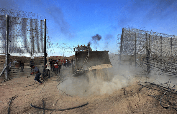 | PALESTINIANS BREAKING DOWN THE BORDER FENCE WITH ISRAEL FROM KHAN YUNIS IN THE SOUTHERN GAZA STRIP ON OCTOBER 7 2023 PHOTO STRINGERAPA IMAGES | MR Online